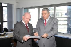 Presidente do TCE/SC entrega lista de agentes públicos com contas irregulares aoTRE