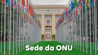 Banner com a fachada da sede da ONU, em Genebra, ao fundo. Em primeiro plano, as bandeiras dos Estados-membros, sobre um gramado. 