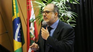 Foto do auditor fiscal de controle externo Marcos André Alves Monteiro, da Diretoria de Contas de Gestão, durante apresentação no evento.  