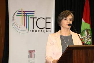 Identificação das crianças e adolescentes fora da escola é fundamental para universalização da educação, aponta auditora do TCE/SC