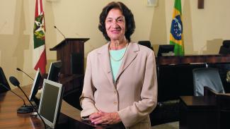 Presidente do TCE/SC presta homenagem à conselheira-substituta aposentada Thereza Marques
