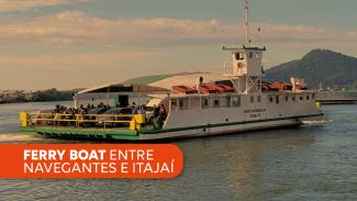 Banner horizontal com a imagem do transporte utilizado na prestação do serviço. Sobre a imagem e em uma tarja laranja, o texto "Ferry boat entre Navegantes e Itajaí", em fonte branca.
